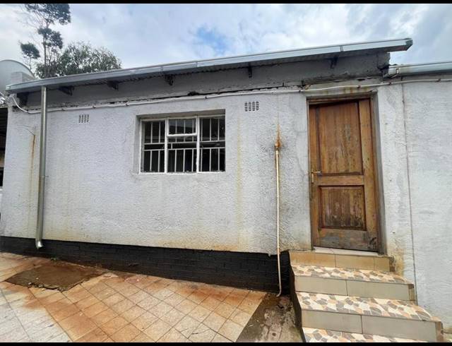 1 BEDROOM PROPERTY TO RENT IN LOMBARDY EAST